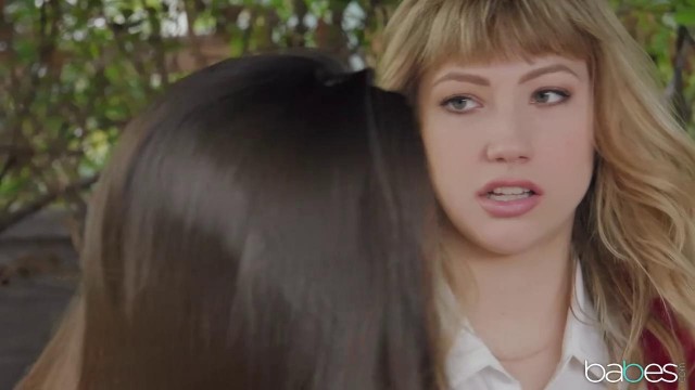 Две лесбиянки студентки расслабляют друг друга оралом