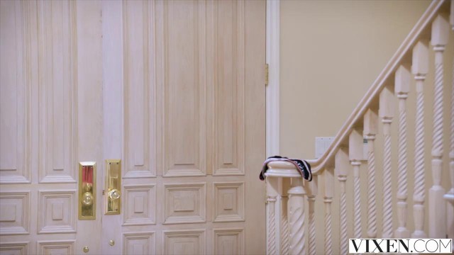 Лесбиянки приняли в свою компанию парня и устроили жмж секс