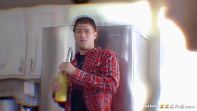 Грудастые развратницы на диване трахаются с одним мачо