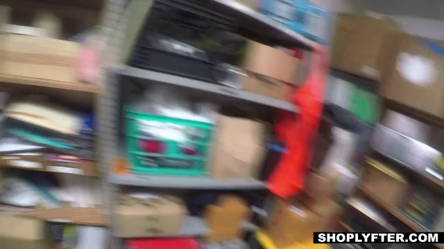 Красивая брюнетка трахается сразу двумя парнями среди коробок прямо на рабочем столе