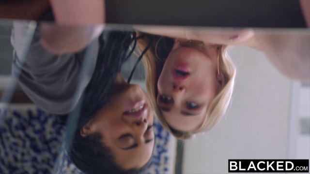 Негритянка разрешила белой подруге заняться сексом с ее спортивным мужем