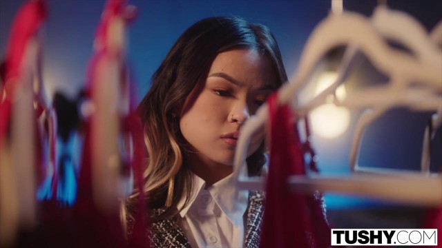 Модель из Азии ласкает анальной дырочкой крупный болт агента