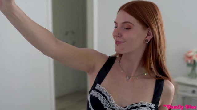 Массивный член зрелого мужика пронзает узкую пизду студентки