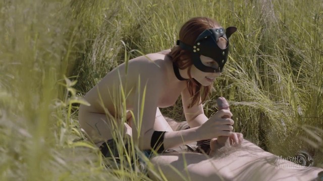 Телочка вышла голая в поле и трахнула любовника