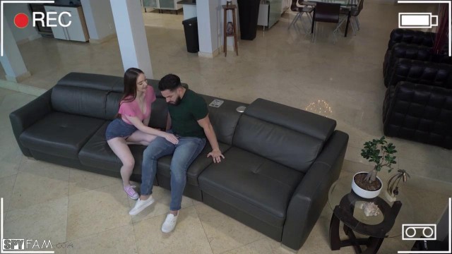 Мужчина застукал няню за мастурбацией и жадно поимел ее в мокрую киску