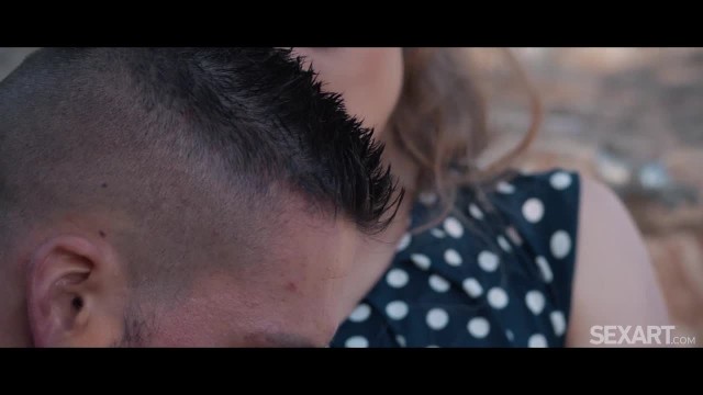 Парень с девушкой романтично трахаются на улице