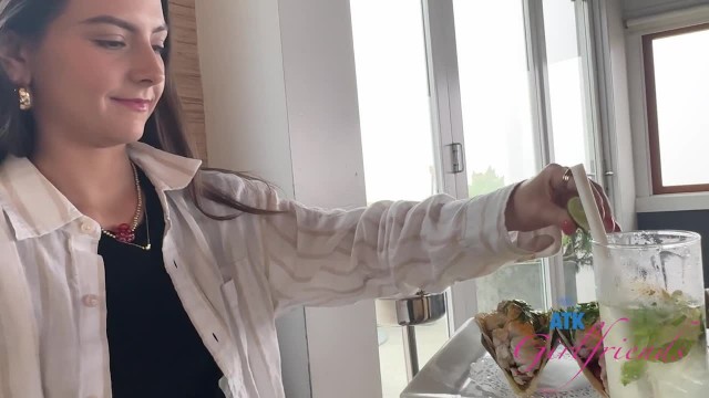 После прогулки подружка хочет трахаться