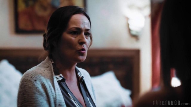 Секс втроем устроила зрелая баба после домашней посиделки